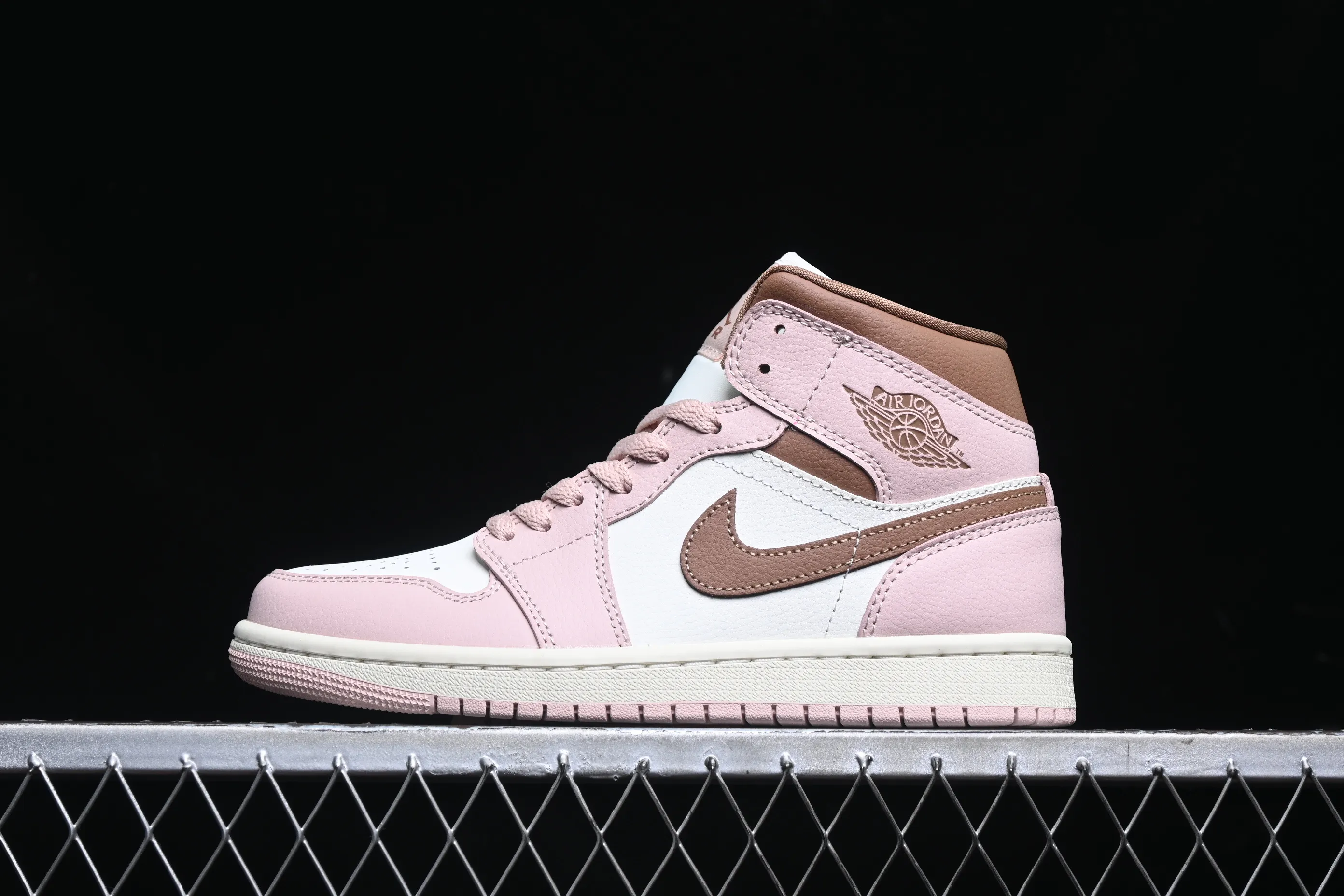 All categories Air Jordan Jordan series basketball shoes Air Jordan 1 Mid G version pure original Air Jordan 1 Mid AJ1 Joe 1 Khaki powder China basketball shoes BQ6472-620